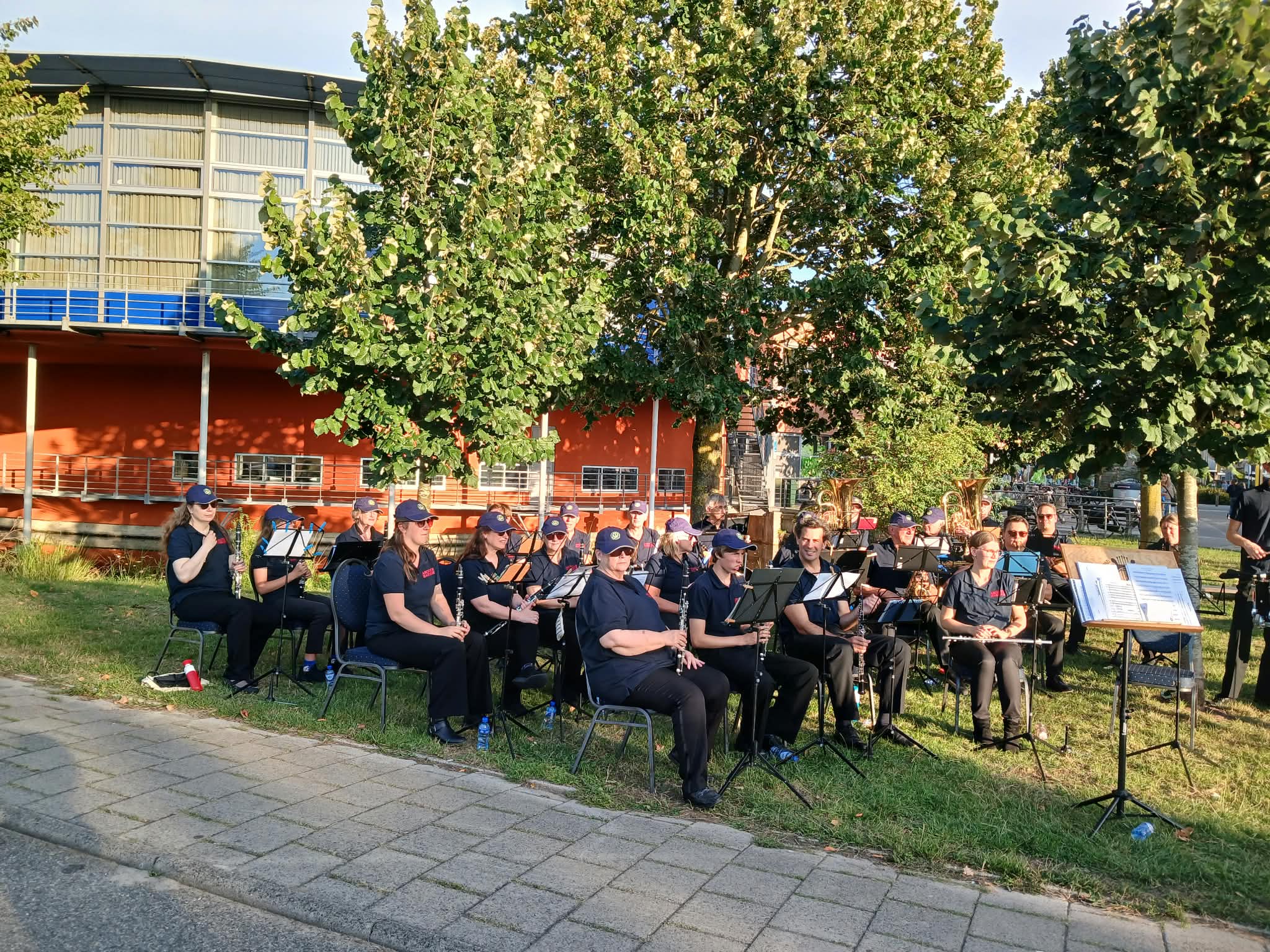 Abcouder Harmonie muzikaal aanwezig bij de Ronde van Abcoude
